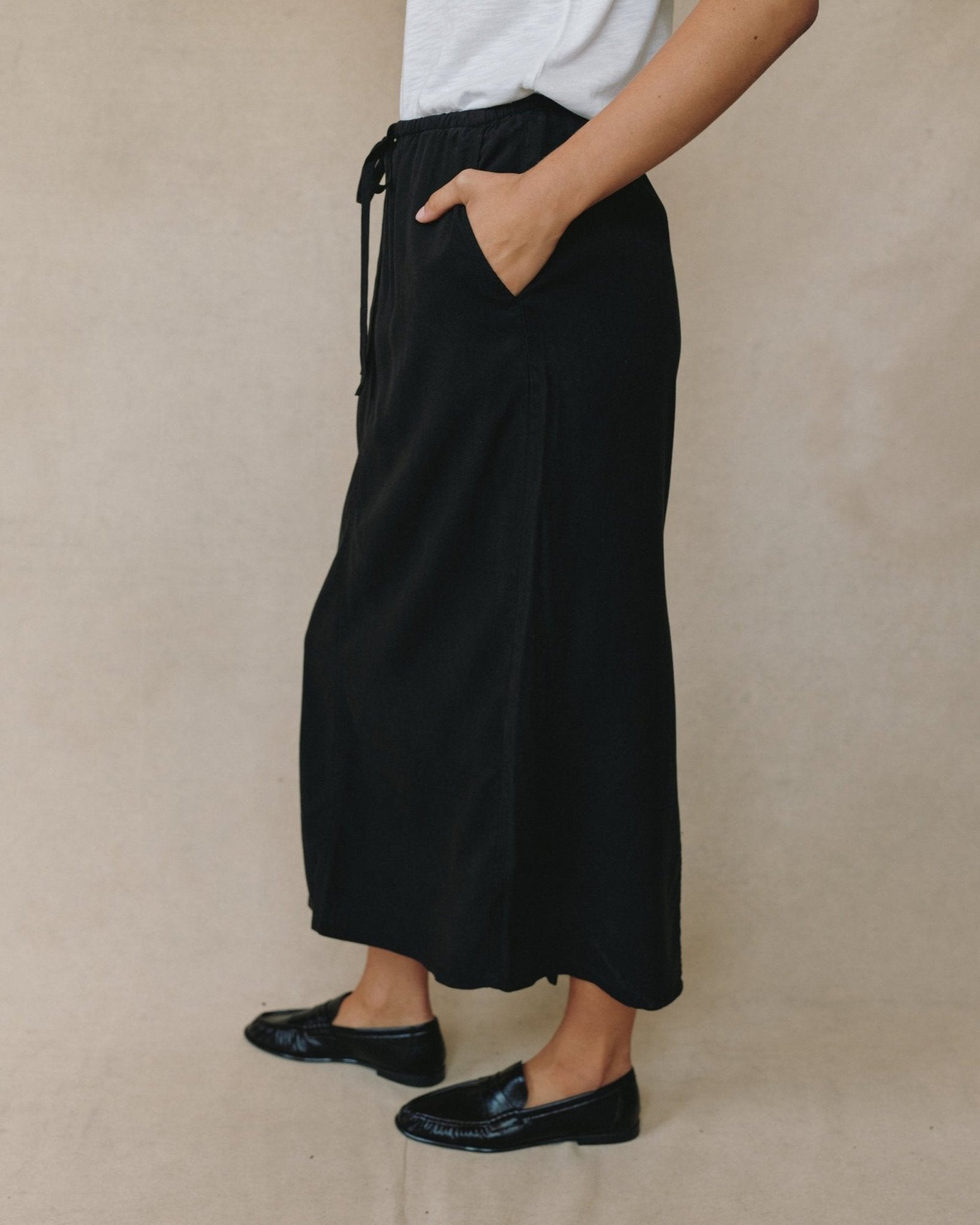 back-slit-skirt-vintage-black-1358921.jpg